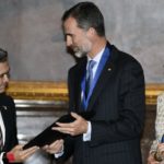 Mexican City Mayor Miguel Mancera (L) decorates King Felipe VI and Queen Letizia (R) of Spain with keys to the city on June 29th. Photo: Alfredo Estrella/AFP