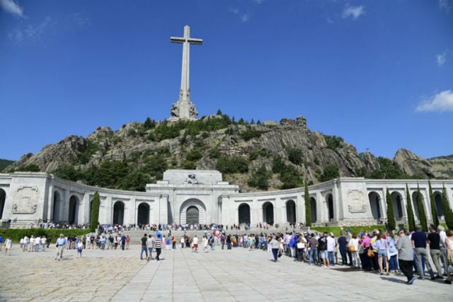 Rush to visit Franco’s tomb before his remains are moved