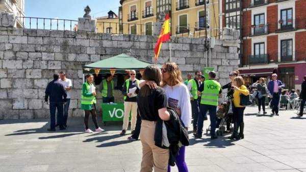 Lesbian kiss in front of Vox campaigners in Valladolid goes viral