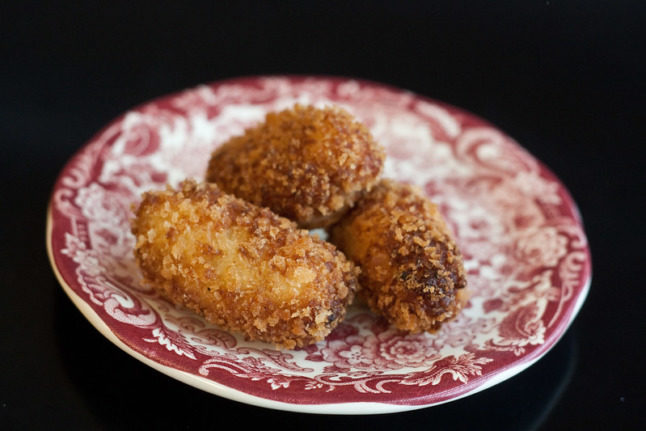 Served piping hot, croquetas are the perfect snack to keep you warm on a cold autumn day. Photo: Angie Six/Flickr