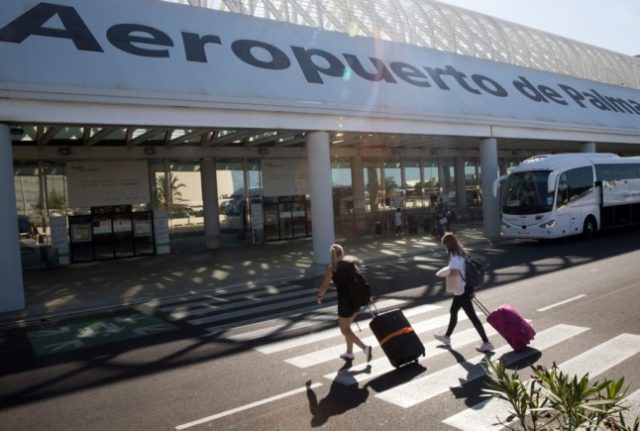 Spain police hold 11 after passengers flee emergency landing