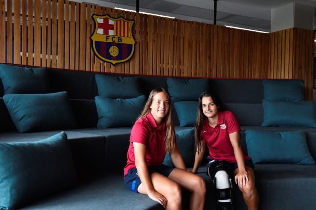 Barcelona's women's B team Spanish forward Claudia Riumallo Pineda (L) and  goalkeeper Laura Coronado pose after a training session at the La Masia Residence (Photo by Pau BARRENA / AFP)