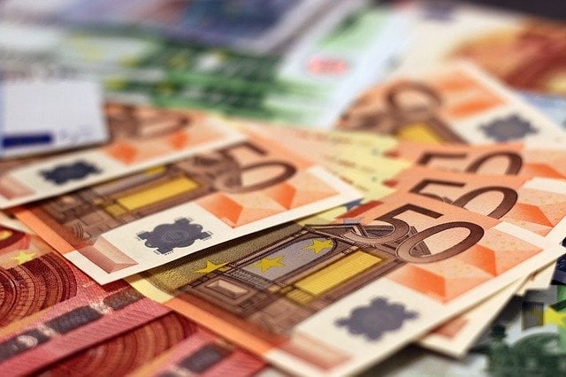 How much cash can you carry in Spain?